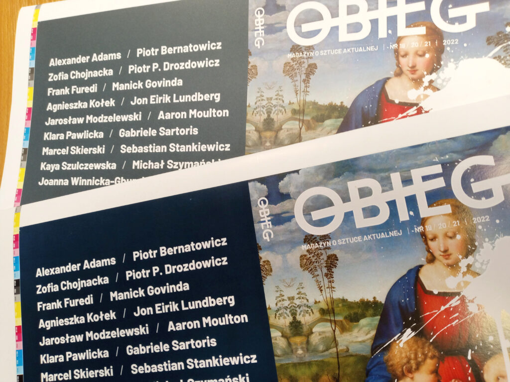 Ta sama okładka czasopisma artystycznego wydrukowana na papierze offsetowym (kolory wyblakłe) i na papierze kredowym (kolory nasycone)
