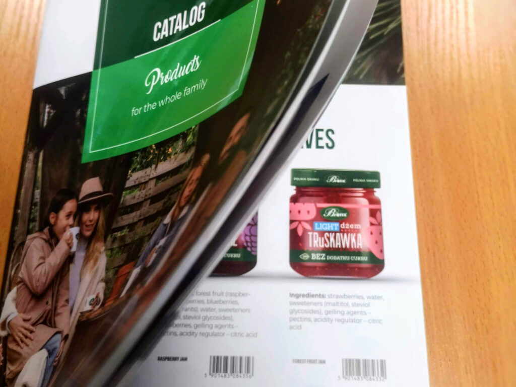 Jak drukarnia offsetowa wspiera promocję firm - foldery firmowe