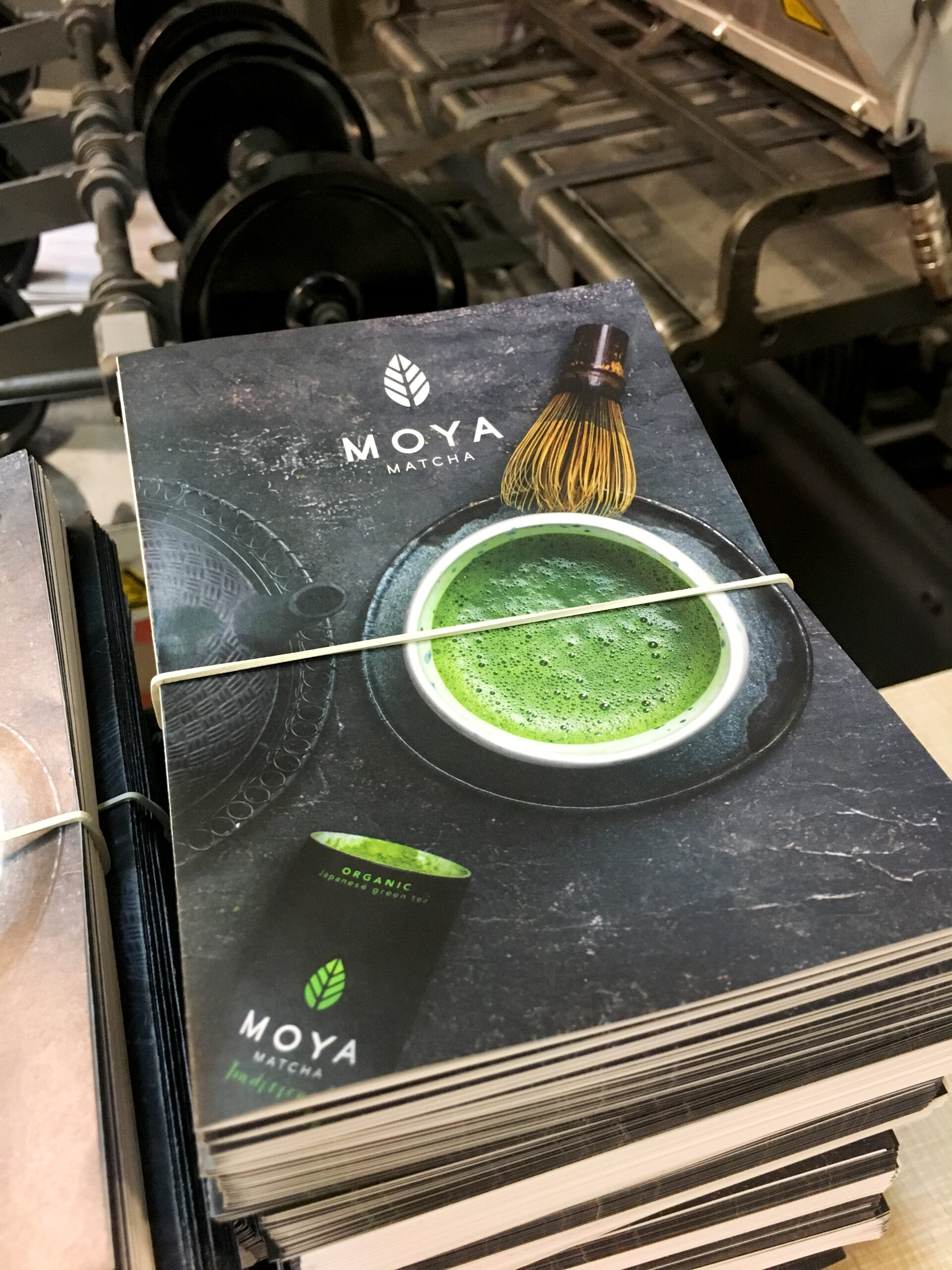 Folder reklamowy – jak zaprojektować i wydrukować materiał, który przyciąga klientów