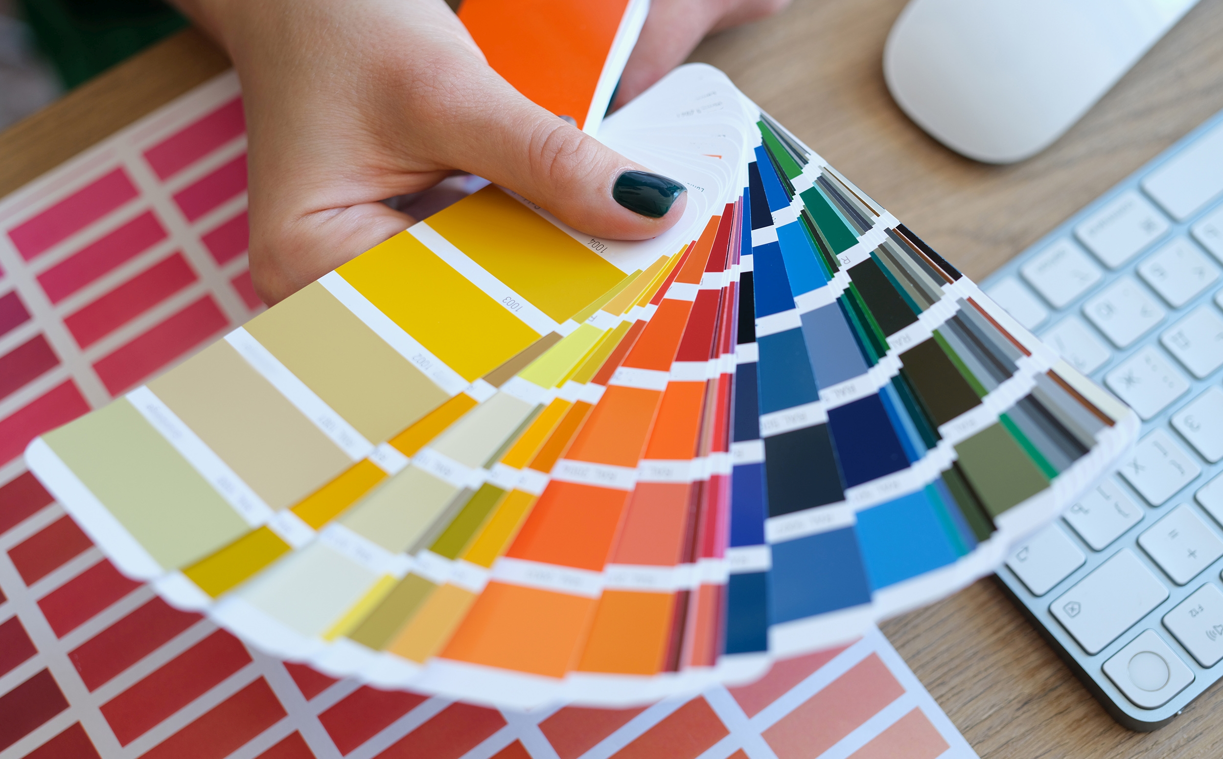 Nie masz Pantone w InDesignie? Jak przygotować kolor dodatkowy do druku offsetowego krok po kroku
